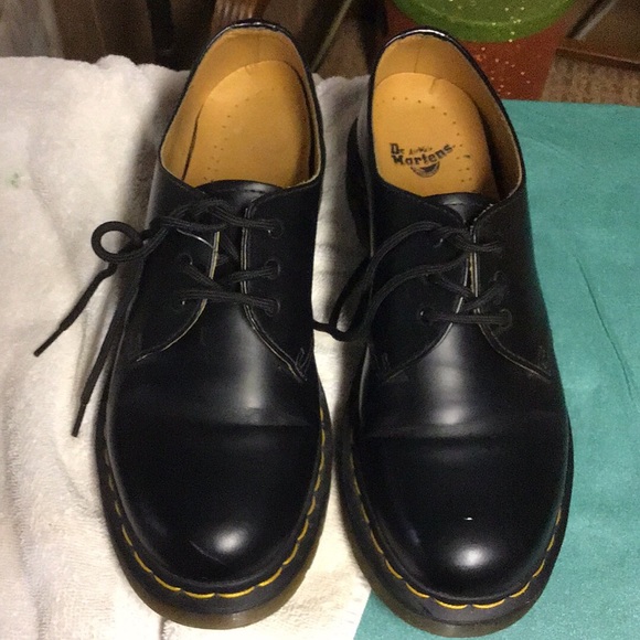 Dr. Martens Shoes - Dr. Martens low cut boots unisex size 9